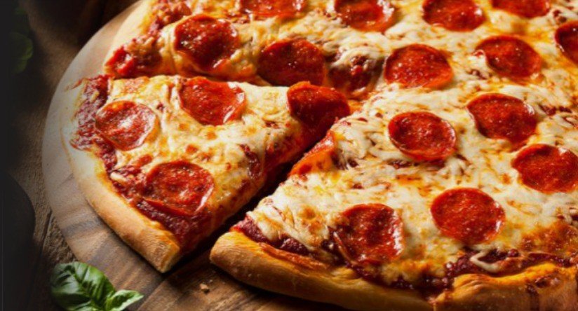 Pizza no forno a lenha